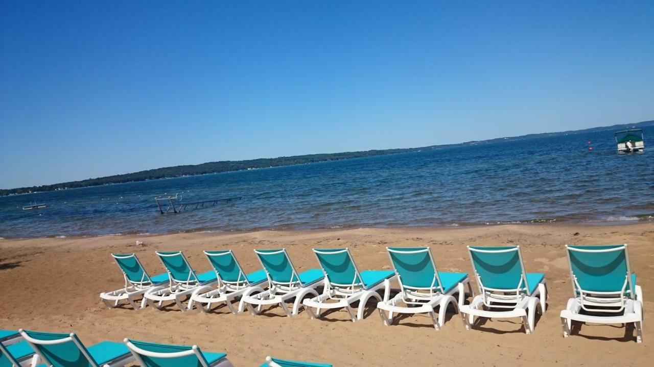 Brio Beach Inn Traverse City Exterior foto